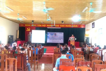Các giảng viên cung cấp các nội dung cơ bản về công tác phòng, chống tác hại của thuốc lá cho các học viên tại xã Đồng Lạc