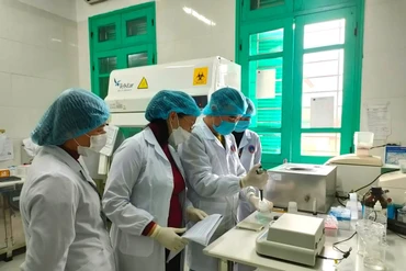 Các kỹ thuật viên tại TTKSBT tỉnh Bắc Kạn thực hiện đúng quy định về ATVSLĐ trong quá trình xét nghiệm các mẫu bệnh phẩm