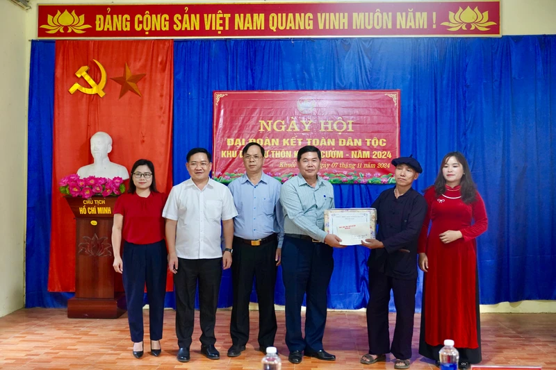 Trưởng ban Dân vận Tỉnh ủy vui Ngày hội Đại đoàn kết toàn dân tộc cùng bà con Khuổi Cưởm