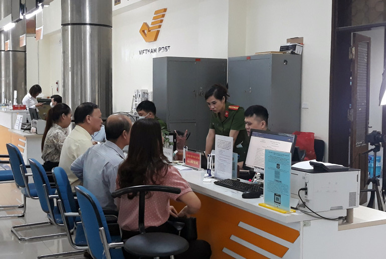 Công dân nộp hồ sơ cấp, đổi, cấp lại Căn cước công dân và đăng ký tài khoản định danh điện tử tại Trung tâm Phục vụ hành chính công tỉnh