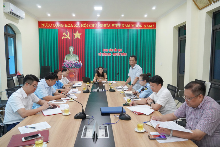 Các đại biểu thảo luận giải pháp phòng, chống dịch bệnh tả lợn châu Phi tại điểm cầu Sở Thông tin và Truyền thông. DSC00298.JPG