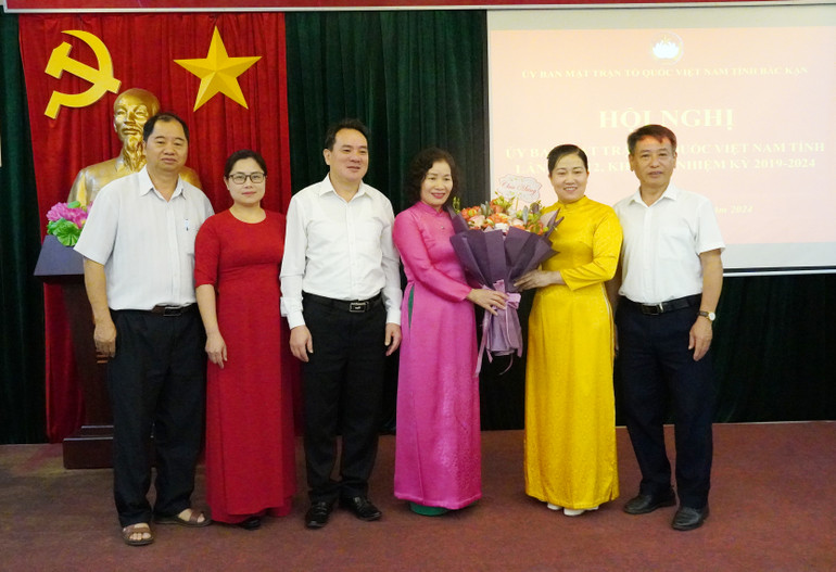 Lãnh đạo MTTQVN tỉnh tặng hoa chúc mừng đồng chí Hoàng Thị Ngân. DSC00129.JPG
