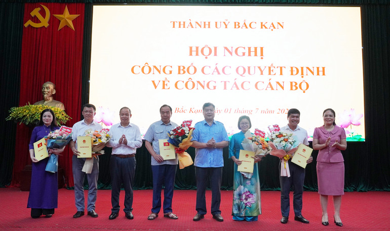 Lãnh đạo Thành ủy, UBND thành phố trao quyết định cho các cán bộ được Chủ tịch UBND thành phố bổ nhiệm, điều động luân chuyển dịp này. DSC00351.JPG