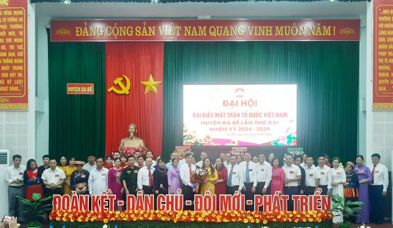 55 vị tham gia Ủy ban MTTQ Việt Nam huyện khóa XXI, nhiệm kỳ 2024 - 2029 ra mắt Đại hội. 35633.jpg