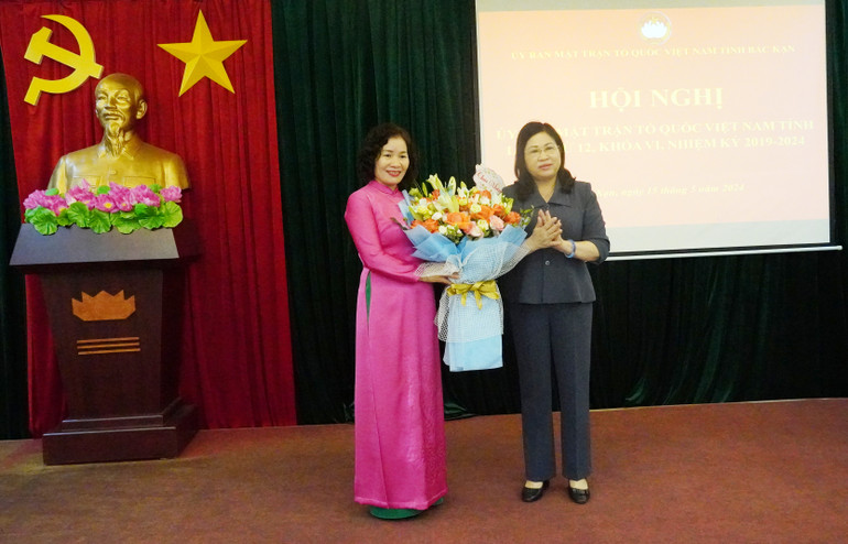 Đồng chí Phương Thị Thanh, Phó Bí thư Thường trực Tỉnh ủy, Chủ tịch HĐND tỉnh tặng hoa chúc mừng đồng chí Hoàng Thị Ngân. DSC00120.JPG