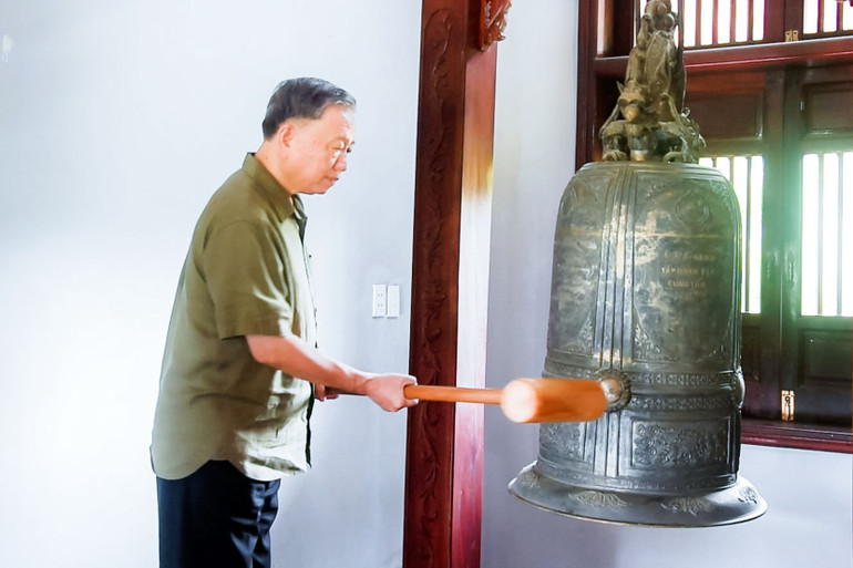 Chủ tịch nước Tô Lâm thỉnh chuông đồng. 5.jpg