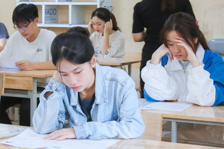 Thí sinh làm thủ tục thi tại Điểm thi Trường THPT Bắc Kạn. thi tot nghiep.jpg