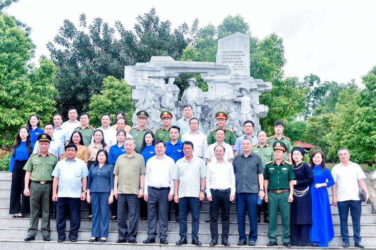 Chủ tịch nước cùng đoàn công tác chụp lưu niệm cùng các đồng chí lãnh đạo tỉnh Bắc Kạn. 4.jpg