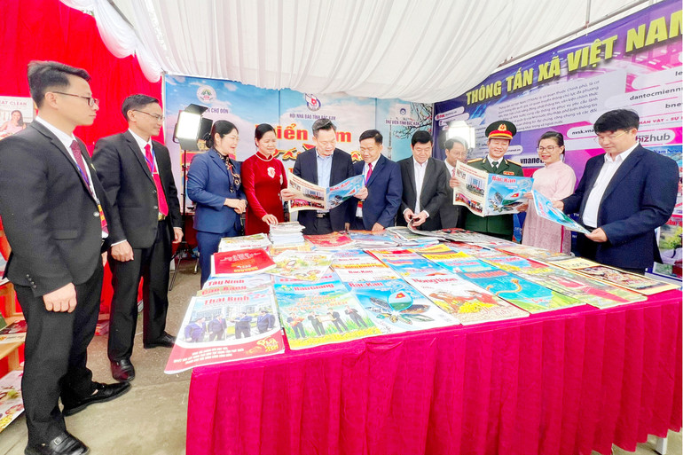 Đồng chí Hoàng Duy Chinh, Ủy viên BCH Trung ương Đảng, Bí thư Tỉnh ủy, Trưởng đoàn ĐBQH tỉnh cùng các đồng chí lãnh đạo tỉnh, huyện Chợ Đồn thăm khu Triển lãm báo Xuân Giáp Thìn 2024 tại Chợ Đồn.. 3.jpg