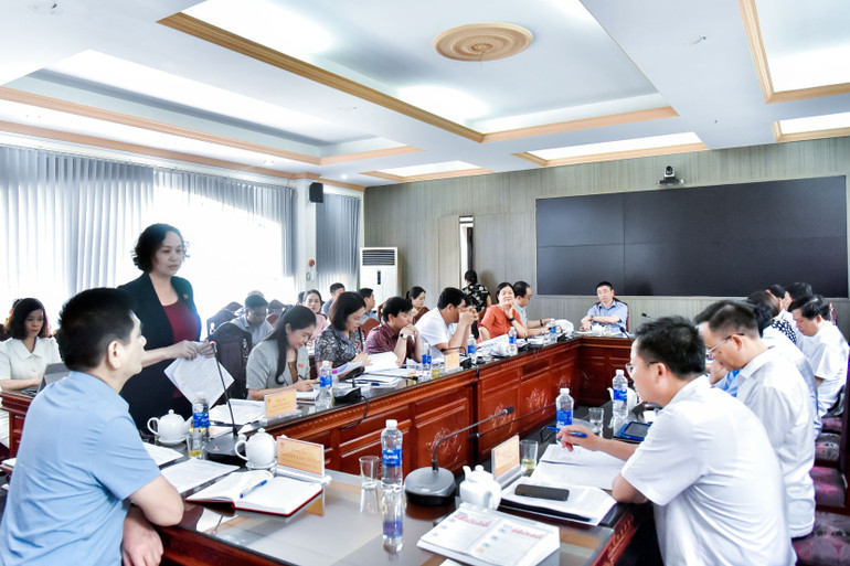 Đại biểu thảo luận tại buổi giám sát. 3.jpg