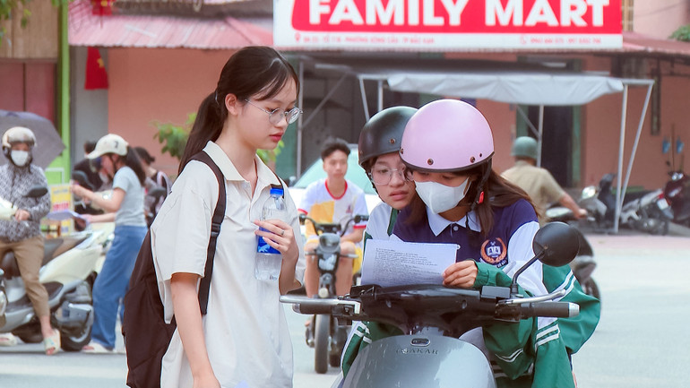 Các em học sinh trao đổi bài sau giờ thi tại điểm thi Trường THCS Bắc Kạn. 4.jpg