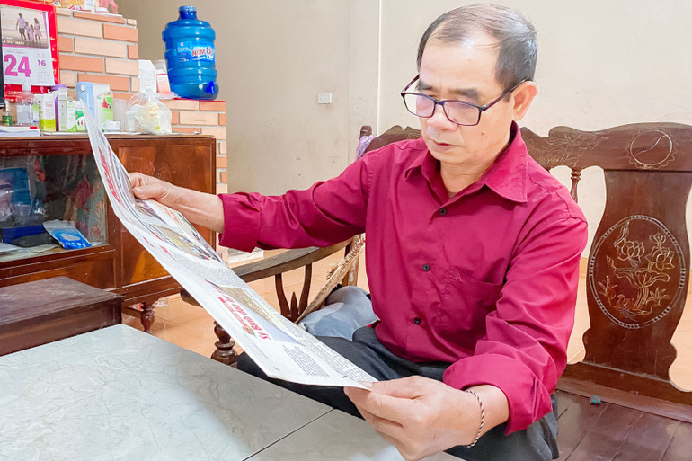 Ông Nông Văn Giám, người có uy tín tổ 1a, phường Đức Xuân, thành phố Bắc Kạn đọc Báo Bắc Kạn. 1.jpg