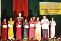 Trao giải Hội thi học viên học giỏi lý luận chính trị lần thứ III