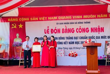 Ông Nguyễn Ngọc Sơn, Giám đốc Sở Giáo dục và Đào tạo trao Bằng công nhận đạt chuẩn quốc gia mức độ 2 cho trường Mầm non Đồng Thắng.