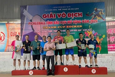 Trao giải cho nội dung đôi nam lãnh đạo.