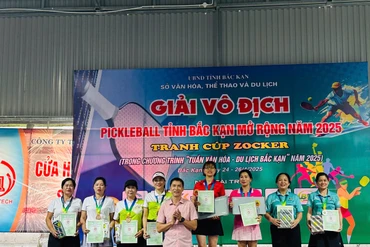 Trao giải đôi nữ trên 50 tuổi.