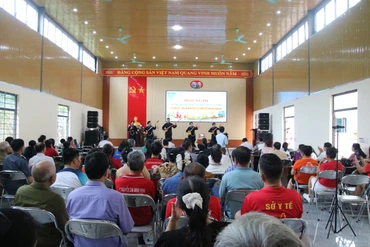 Biểu diễn văn nghệ chào mừng.