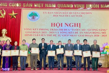 Trao Giấy khen của UBND huyện cho 6 tập thể.