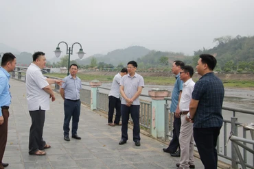Kiểm tra công tác đảm bảo vệ sinh môi trường tại khu vực diễn ra các hoạt động của Tuần Văn hóa - Du lịch Bắc Kạn năm 2025.
