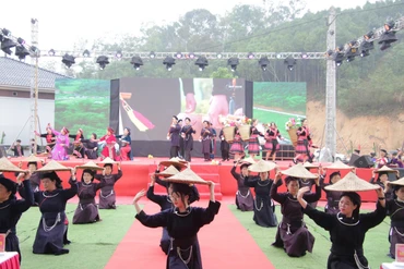 Lung linh sắc màu Lễ hội “Chợ tình Xuân Dương”