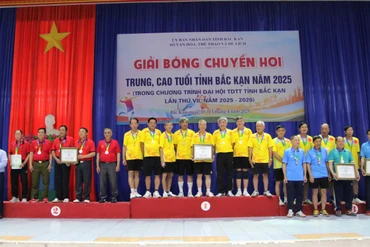 Trao giải cho đội nam nhóm từ 66 tuổi trở lên.