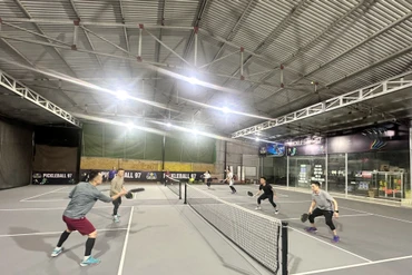 Pickleball là môn thể thao đang thu hút đông đảo người dân tham gia.