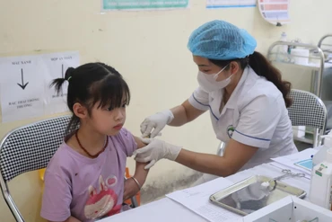 Huyện Chợ Đồn tiêm phòng bệnh sởi đạt hơn 95%
