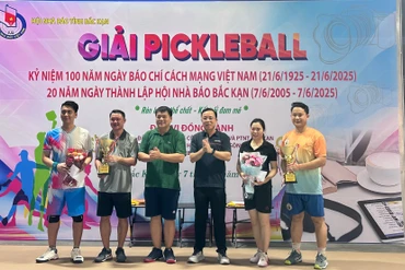 Trao giải nhất cho các VĐV ở nội dung đôi nam và đôi nam nữ.