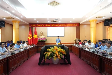 Đồng chí Đinh Quang Tuyên, Phó Chủ tịch Thường trực UBND tỉnh, Trưởng Ban Tổ chức sự kiện chủ trì cuộc họp.