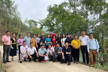 Các đại biểu chụp ảnh lưu niệm.