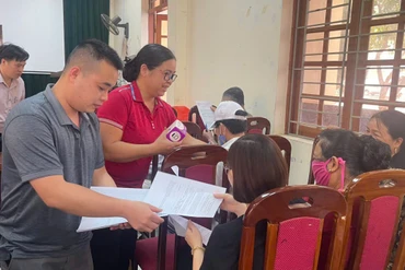 Cử tri Tổ dân phố 3, thị trấn Bằng Lũng góp ý vào 02 dự thảo.