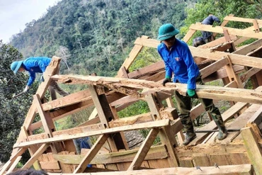 Tuổi trẻ Chợ Đồn góp sức xóa nhà tạm