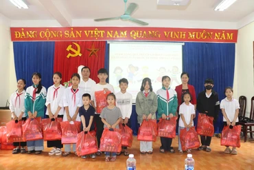 Chợ Đồn tặng quà cho trẻ em có hoàn cảnh khó khăn nhân ngày Quốc tế Thiếu nhi 