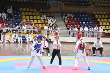 Trận đấu giữa 2 VĐV đội CLB Taekwondo Trang Hạ (Bắc Ninh) và tỉnh Bắc Kạn.