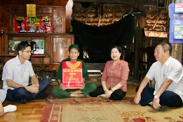 Đồng chí Phương Thị Thanh, Phó Bí thư Thường trực Tỉnh ủy, Chủ tịch HĐND tỉnh tặng quà người có công tại huyện Chợ Đồn