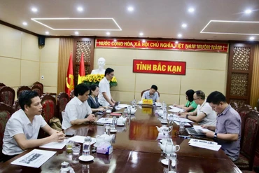 Các đại biểu thảo luận tại cuộc họp