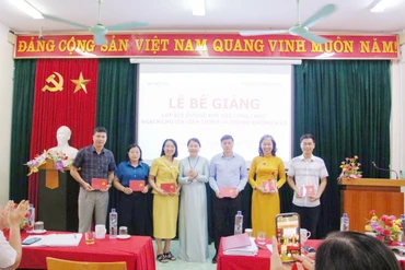 Bế giảng lớp bồi dưỡng công chức ngạch chuyên viên chính và tương đương K.17