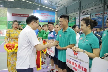 Đồng chí Đinh Quang Tuyên, Phó Chủ tịch Thường trực UBND tỉnh cùng các nhà tài trợ trao cờ lưu niệm cho các đoàn VĐV.