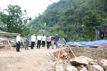 Đồng chí Hoàng Thị Ngân, Phó Chủ tịch Ủy ban MTTQ Việt Nam tỉnh phát biểu tại buổi làm việc.