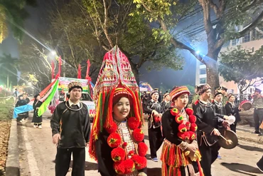 Lễ hội thu hút đông đảo bà con và du khách thập phương.