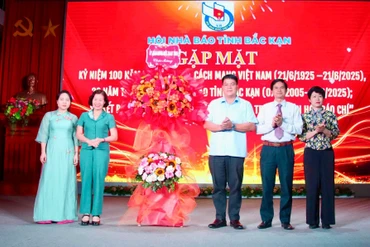 Lãnh đạo Ủy ban MTTQ Việt Nam tỉnh, Ban Tuyên giáo và Dân vận Tỉnh ủy chúc mừng Hội Nhà báo tỉnh.