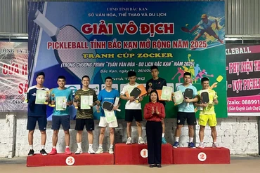 Trao giải đôi nam.