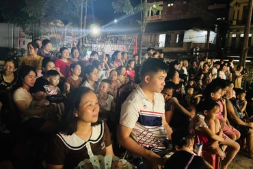 Bà con thị trấn Yến Lạc, Na Rì đến thưởng thức các tiết mục của Đoàn Nghệ thuật Dân tộc tỉnh.