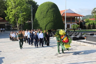 Lãnh đạo tỉnh dâng hương tại Nghĩa trang liệt sĩ tỉnh và Khu di tích lịch sử Đồn Phủ Thông, huyện Bạch Thông