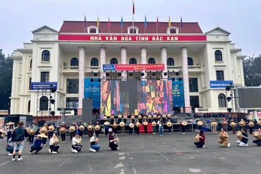 Hợp luyện tại sân Nhà Văn hóa tỉnh.