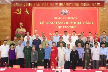 Chợ Đồn trao tặng Huy hiệu Đảng đợt 19/5/2025