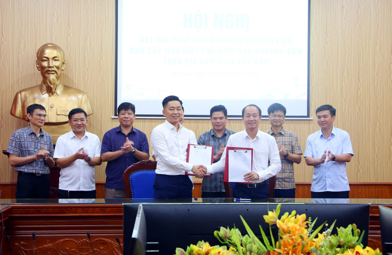Các doanh nghiệp ký kết biên bản ghi nhớ, giao kết hợp tác giữa hai doanh nghiệp nhằm cung cấp nguyên liệu cho các nhà máy chế biến sâu khoáng sản hoạt động ổn định. KS 6.jpg