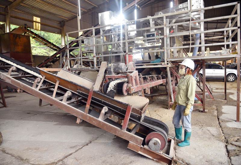 Chế biến đá thạch anh tại Công ty TNHH Anh Vũ (huyện Ngân Sơn). Khuyến công 3.jpg