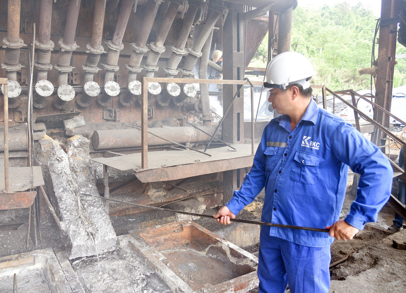 Hoạt động sản xuất tại Nhà máy luyện chì, thuộc Công ty Cổ phần Khoáng sản (huyện Chợ Đồn). Khuyến công 4.jpg