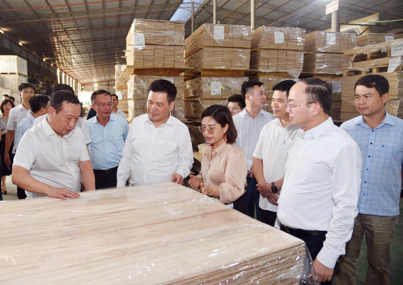 Đoàn công tác xem một số sản phẩm ván sàn của Công ty TNHH Lechenwood. BT Công thương 11.jpg